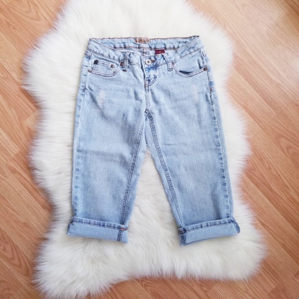 Light Capri Jeans w/ Distressing & Embroidery